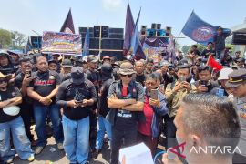 Pedagang Pasar Tanjung Jember unjuk rasa sampaikan tujuh tuntutan