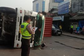 Kronologis  truk kontainer terguling usai tabrak separator busway di Tambora