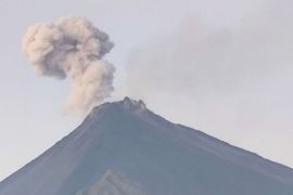 Luncuran lava Gunung Karangetang mengarah ke sejumlah kali