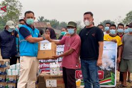 ANTARA Kalbar dan PLN salurkan bantuan alat pemadam karhutla
