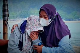 Doa dan tangis ibunda pewarta foto yang hilang di Selat Sunda