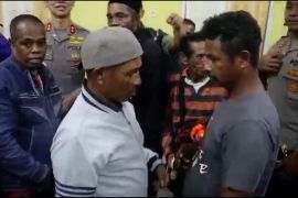 Kapolda Maluku bersama Pangdam XV redam situasi bentrok di SBB