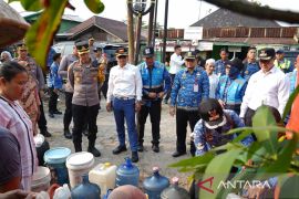 Wali Kota Banjarnasin tinjau distribusi air bersih di daerah pinggiran kota