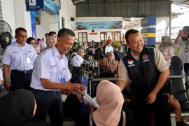 Semarak Hari Jadi ke-81 Sumatera Barat, KAI Divre II Sumbar bersama Dishub Provinsi Sumbar Sapa dan Apresiasi Pelanggan di Stasiun Padang