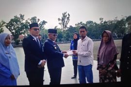 Pemkab Pasaman Barat serahkan buku tabungan bantuan usaha warga terdampak bencana