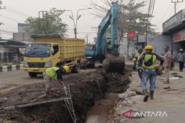 Peningkatan drainase Jalan Tjilik Riwut Sampit dikerjakan hingga simpang Pramuka