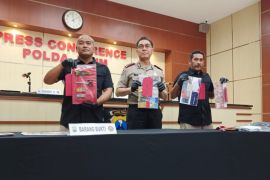 Polda Jatim tangkap lima tersangka kasus pencurian modus ganjal ATM