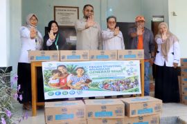 Jangkau delapan desa, PT GMM salurkan 2.000 produk susu melalui puskesmas