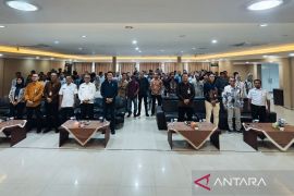 OJK Kepri edukasi nelayan Natuna cara kelola keuangan