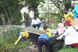 Pemkot kerja bakti bersihkan lingkungan di Kelurahan Wai Mhorock Abepura