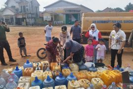 Pemkab Bangka Selatan salurkan 13 ribu liter air ke masyarakat terdampak kemarau