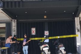 Pemkot Surabaya segel toko miras ilegal di Barata Jaya