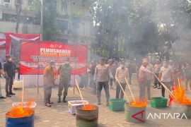 Polres Cimahi Musnahkan 150 Kg Tembakau Sintetis Senilai Rp15 Miliar