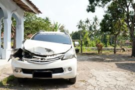 Mobil tertemper KA Tawang Alun di perlintasan Jatiroto