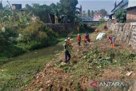 BPBD Madiun bersihkan Kali Piring guna cegah banjir saat musim hujan