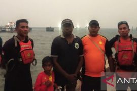 Tim SAR evakuasi dua penumpang longboat mati mesin di Pulau Babi