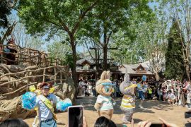 Bermain bersama Labubu dan teman-temannya di Pop Land Beijing