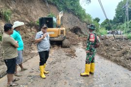 Dinas BMCKTR Sumbar turunkan alat berat bersihkan jalan tertimbun longsor di Agam