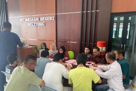 Polda Babel limpahkan lima tersangka kasus penampungan 52,5 ton pasir timah ilegal ke Kejari Belitung
