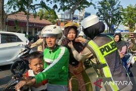 Polisi gandeng perusahaan media bagikan helm gratis di Pamekasan