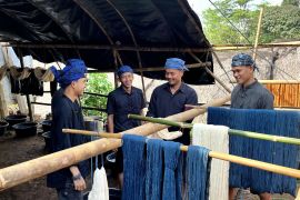 BCA pesan 1.800 tas dari kain tenun Badui dibagikan ke nasabah