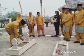 Peringati HUT ke-67, pemkab ziarah ke makam pendiri Kobar