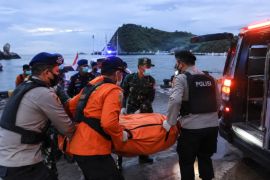 Polairud-TNI AL evakuasi temuan jasad di Teluk Popoh