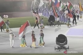 Atlet tenis Meydiana Laviola membawa Merah Putih di penutupan Asian Games 2026