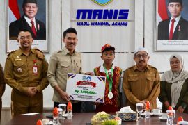 Bupati Banjar serahkan bonus kepada Naupal peraih medali perak O2SN