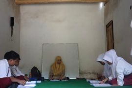 Semangat belajar di tengah keterbatasan sarana pendidikan