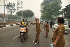 Dinkes Palangka Raya bagi 1.000 paket masker-suplemen untuk warga terdampak kabut asap