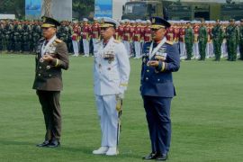 TNI pamerkan pakaian dinas upacara baru saat peringatan HUT Ke-81