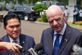 Presiden Prabowo terima Presiden FIFA dan Menpora di Istana