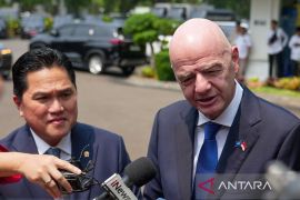Presiden Prabowo terima Presiden FIFA dan Menpora di Istana