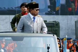 Prabowo naik Maung MV3 periksa pasukan dan alutsista HUT Ke-81 TNI