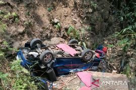 Ikuti peta ponsel, Minibus pengantar pengantin masuk jurang di Cianjur!