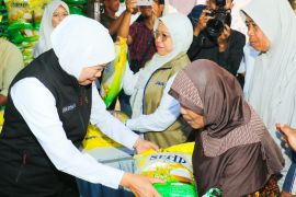 Khofifah: Pasar murah bantu warga dapat harga bapok terjangkau