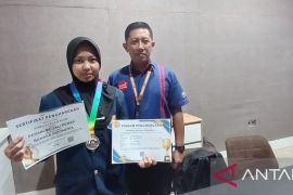 Pelajar Kediri raih medali perak Olimpiade Bahasa Indonesia nasional