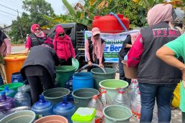 Pegadaian Cabang Mempawah perkuat respons sosial lewat akses air bersih