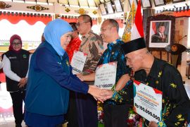 Gubernur Khofifah salurkan bansos Rp9,87 miliar untuk Magetan