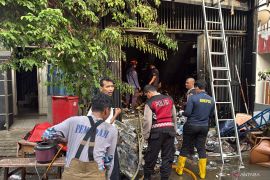 Pintu dikunci pemilik rumah, 2 pemuda tewas terjebak kebakaran di Matraman