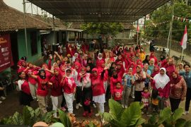 Mahasiswa UNY gelar senam massal cegah penurunan kebugaran lansia Sleman