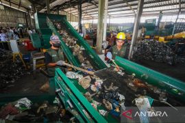 Musim Hujan Tiba Pemkot Bandung Fokus Bersihkan Sampah Penyumbat Saluran Air