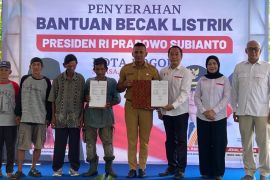 Pemkot Bogor menyerahkan 160 unit becak listrik bantuan dari Presiden Prabowo