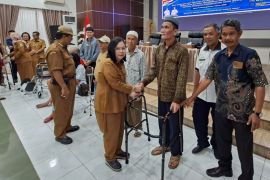 Pemkot Pematangsiantar salurkan bantuan alat kesehatan kepada lansia dan disabilitas