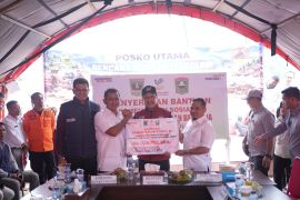 Kemensos serahkan bantuan Rp358,86 juta untuk korban bencana Solok