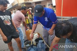 Anggota DPRD Bangka Selatan bagikan air bersih untuk masyarakat terdampak kemarau