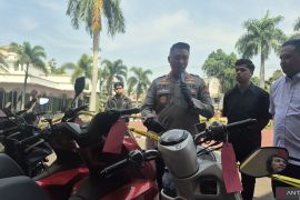 Tiga orang tersangka kasus penggelapan 18 motor diamankan polisi