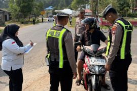 Polres Lingga bersama UPTD PPD Kepri tingkatkan kesadaran warga bayar pajak