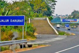 Sejumlah turunan di Tol Cipularang dilengkapi jalur penyelamat